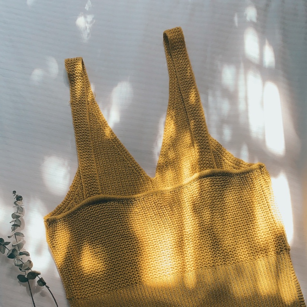 SOLD • Sleeveless Knit Top • - Picture 3 of 9